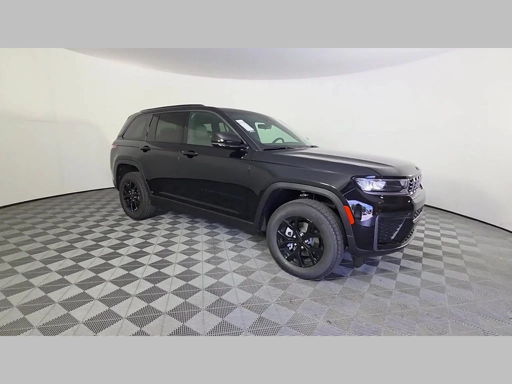 New 2026 Diamond Black Crystal Pearl-Coat Exterior Paint Jeep Laredo Altitude image 39