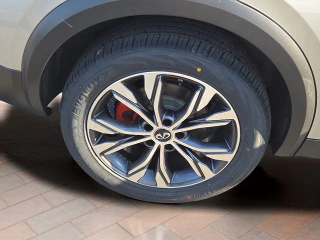 Used 2017 Silver INFINITI Luxury image 4