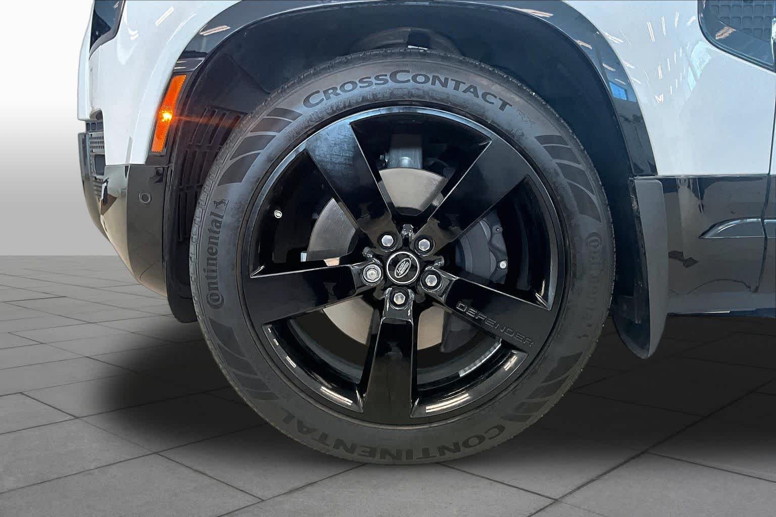 Used 2025 Fuji White Land Rover X-Dynamic SE image 9