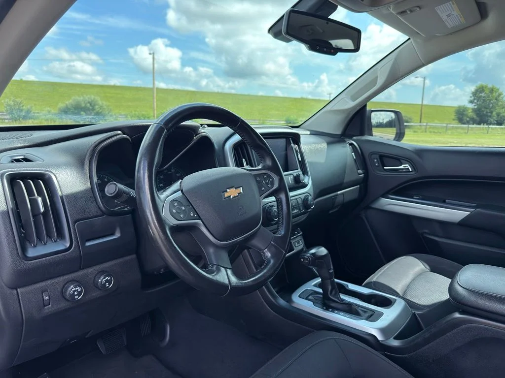 Used 2021 White Chevrolet LT image 24