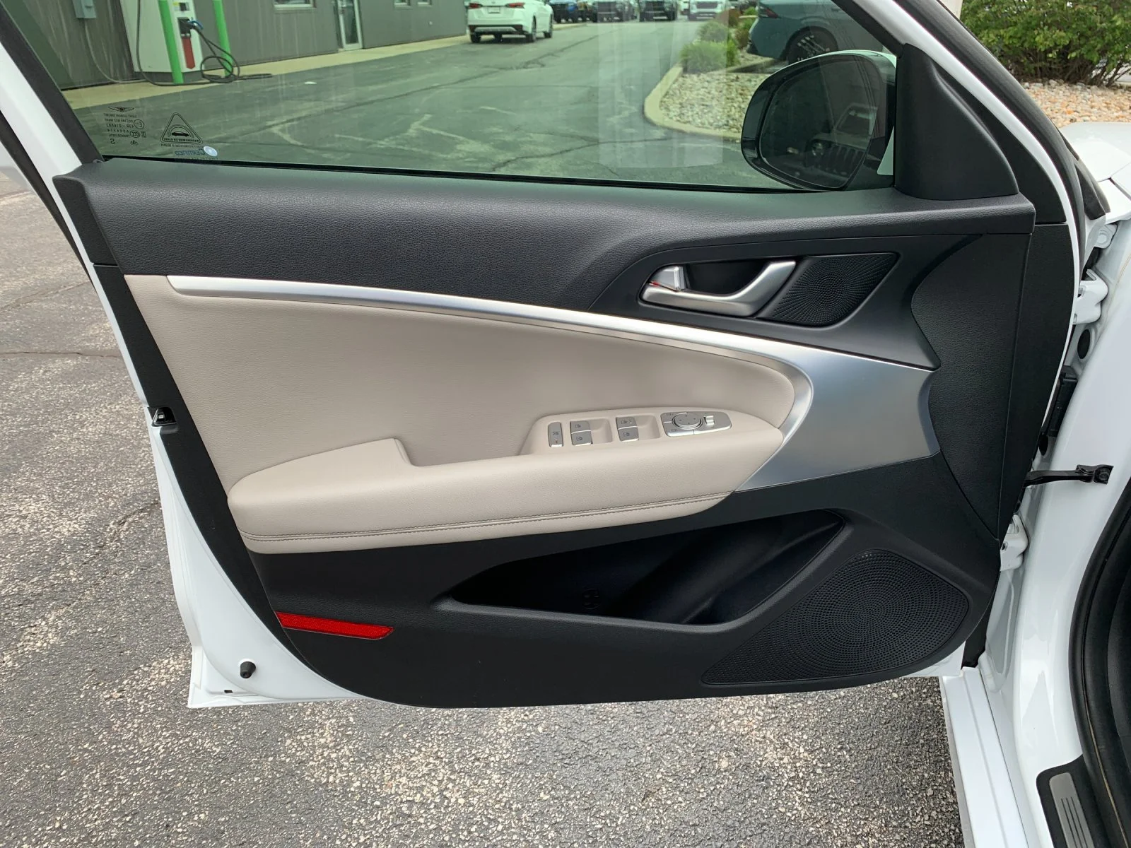 Used 2023 White Genesis 2.0T image 12