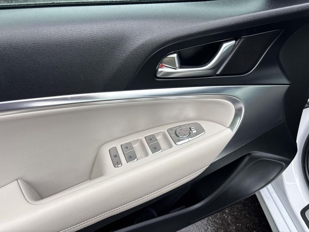 Used 2025 White Genesis 2.5T image 16
