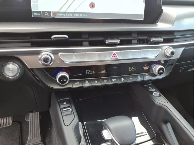 Used 2025 White Kia S image 28