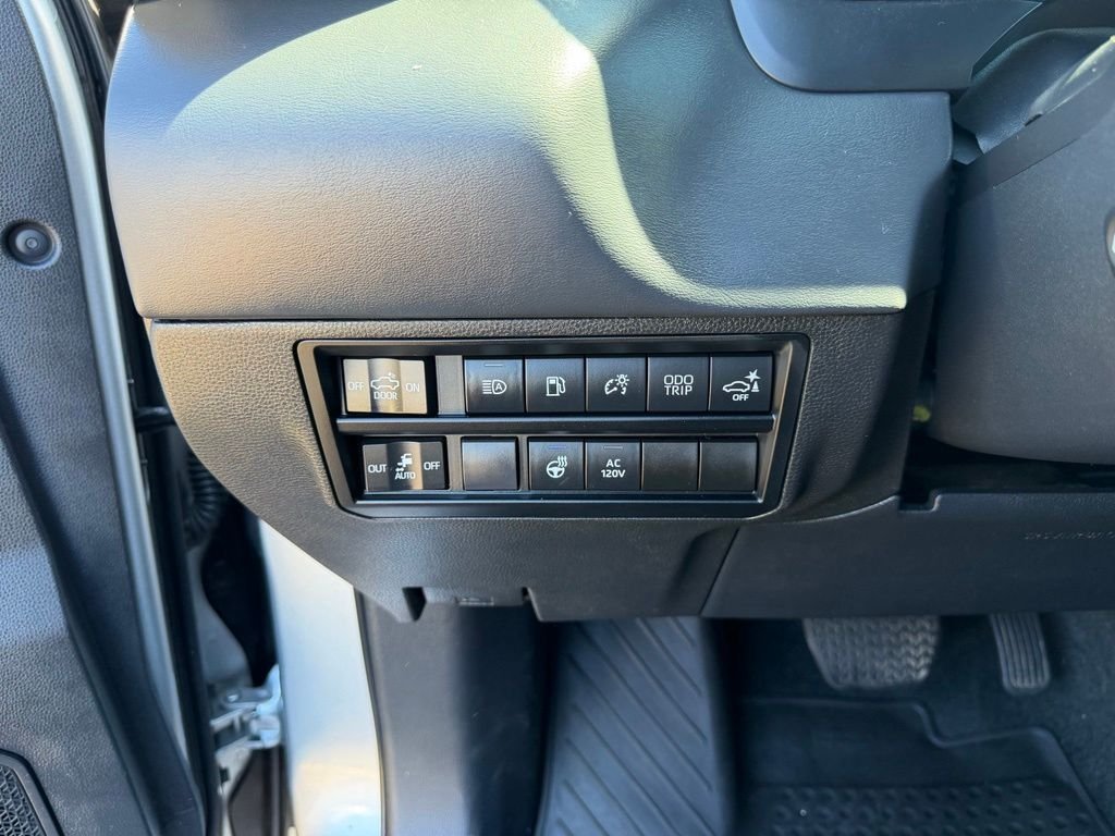 Used 2022 Silver Toyota Platinum image 17