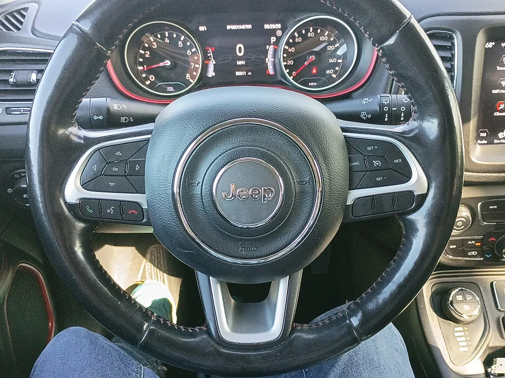 Used 2019 White Clear Coat Jeep Trailhawk image 21