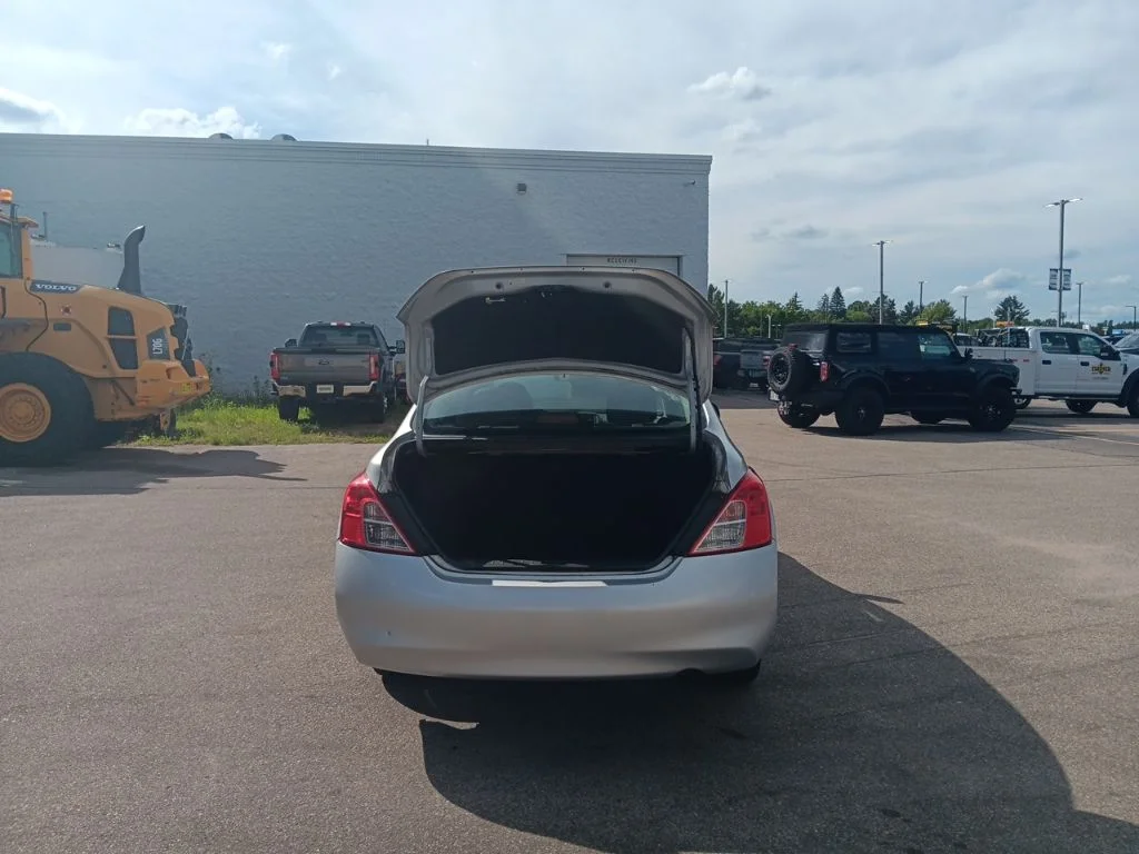 Used 2012 Brilliant Silver Metallic Nissan 1.6 SV image 32