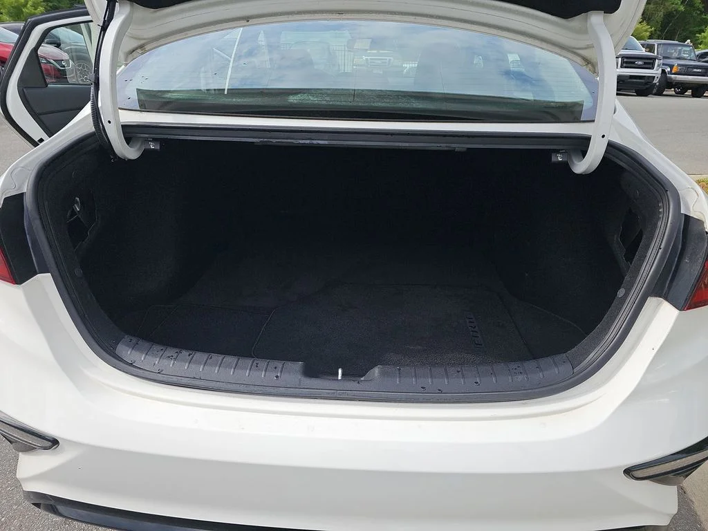Used 2019 White Kia S image 12