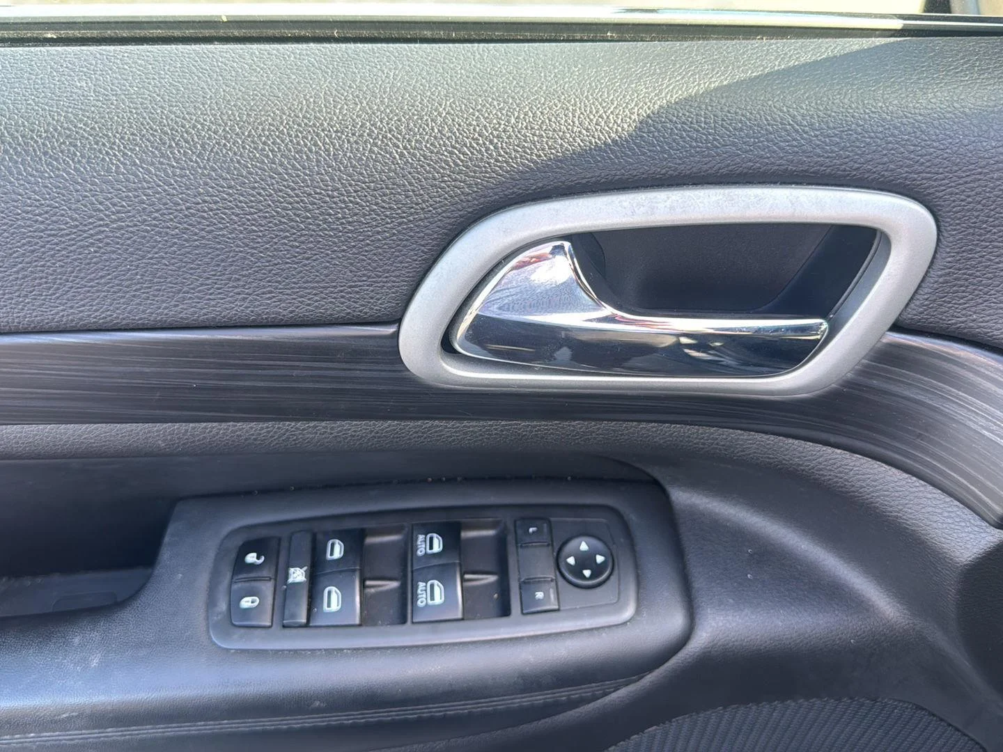 Used 2021 Diamond Black Crystal Pearlcoat Jeep Laredo E image 12