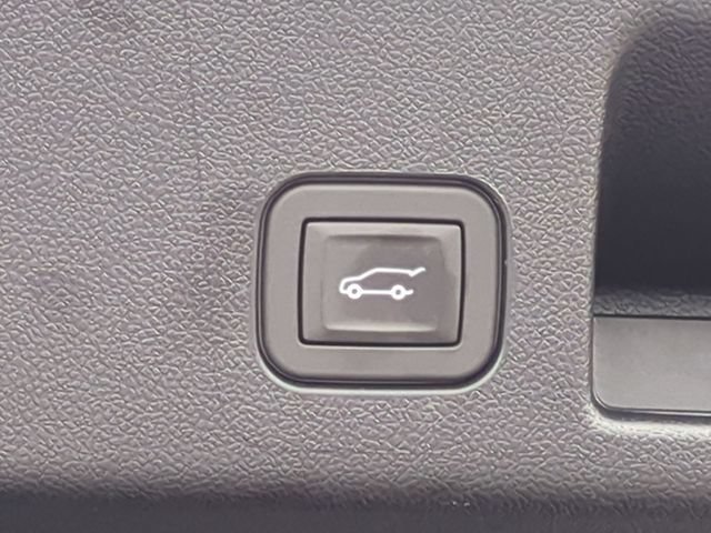 Used 2026 Summit White Chevrolet LT image 32