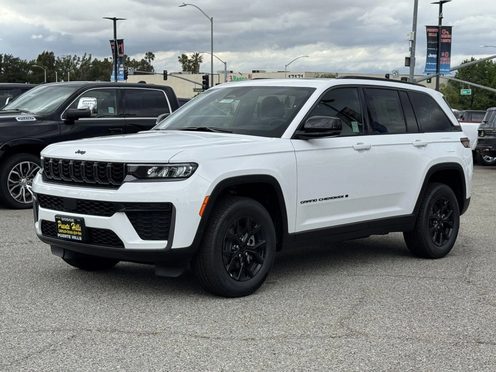 New 2026 Bright White Clear-Coat Exterior Paint Jeep Laredo Altitude image 3