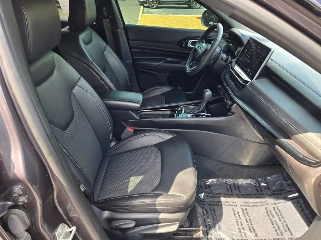 Used 2024 Gray Jeep Latitude 4x4 image 7