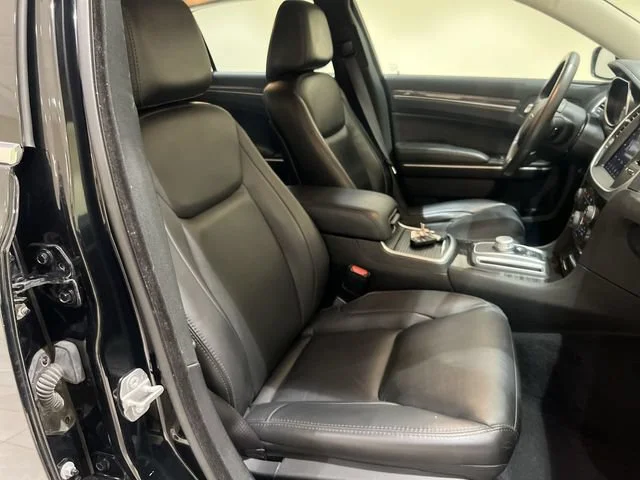 2019 Chrysler 300 Touring - Photo 23