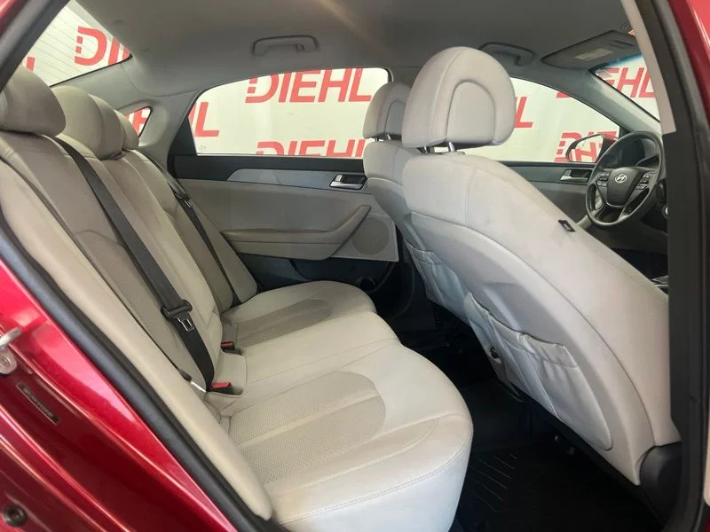 Used 2015 Red Hyundai SE image 10