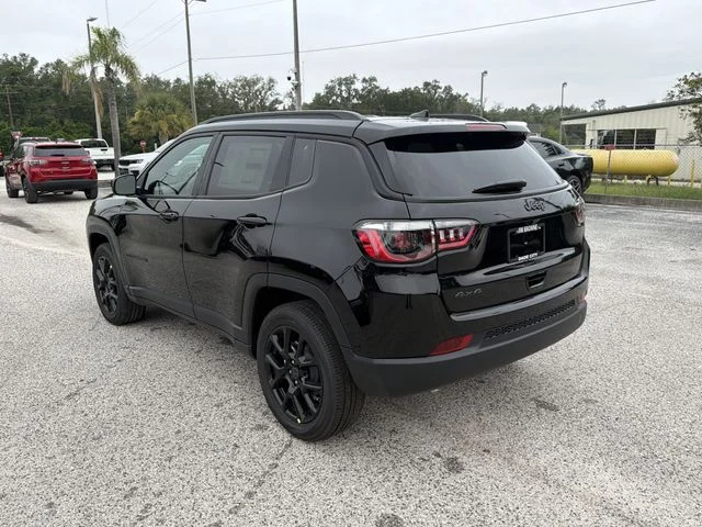New 2026 Diamond Black Crystal Pearl-Coat Exterior Paint Jeep Latitude image 6