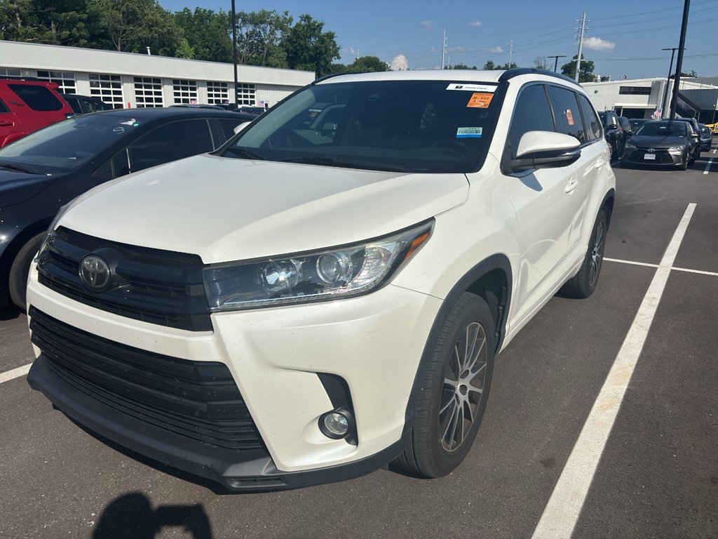 Used 2018 Blizzard Pearl Toyota SE image 3