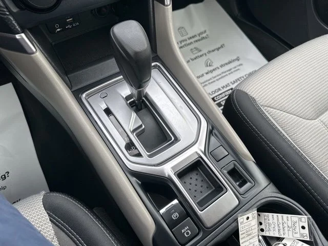 Used 2022 White Subaru Base image 22