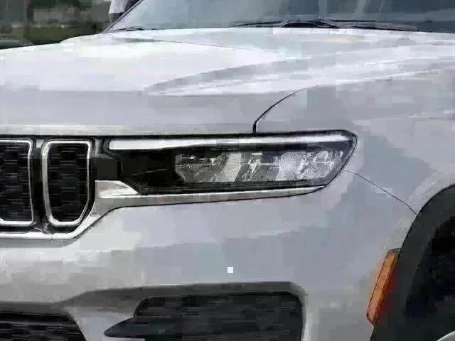 New 2025 Silver Zynith Exterior Paint Jeep Laredo X image 31