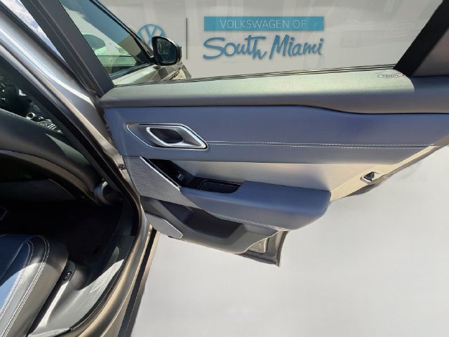 Used 2019 Silicon Silver Premium Metallic Land Rover R-Dynamic HSE image 31