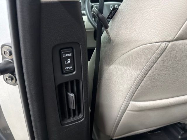 Used 2026 Solar Silver Metallic Honda EX-L image 18