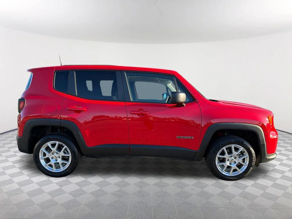 Used 2023 Red Jeep Latitude image 4