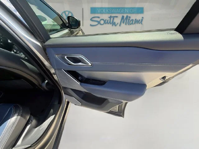 Used 2019  Land Rover R-Dynamic HSE image 31