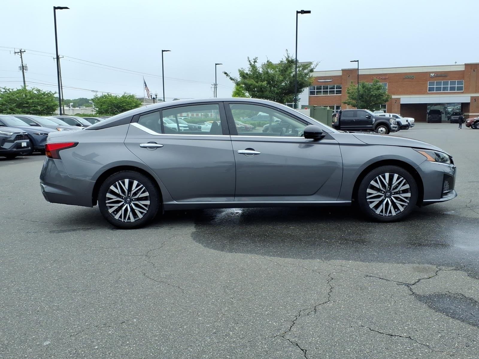 Used 2024 Gun Metallic Nissan 2.5 SV image 9