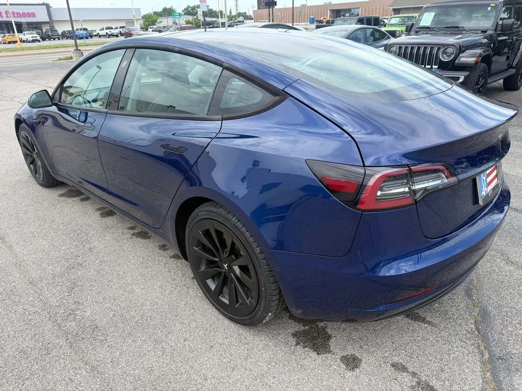 Used 2022  Tesla Base image 5