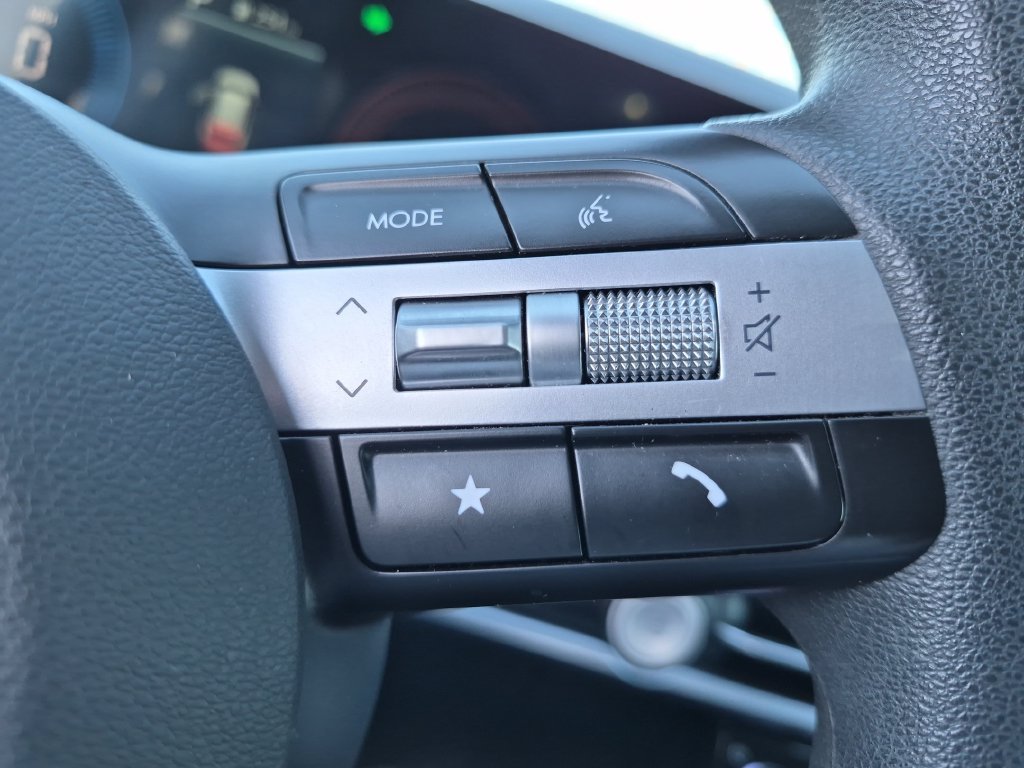 Used 2025 Silver Hyundai SEL image 19