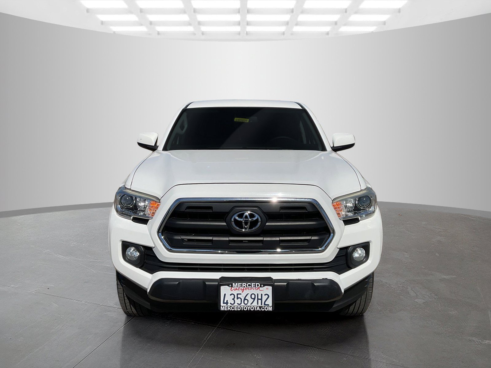 Used 2017 Super White Toyota SR5 image 8