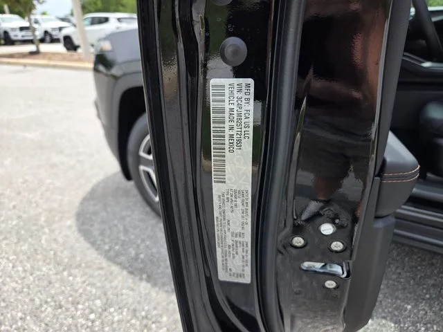 New 2026 Diamond Black Crystal Pearl-Coat Exterior Paint Jeep Limited image 20