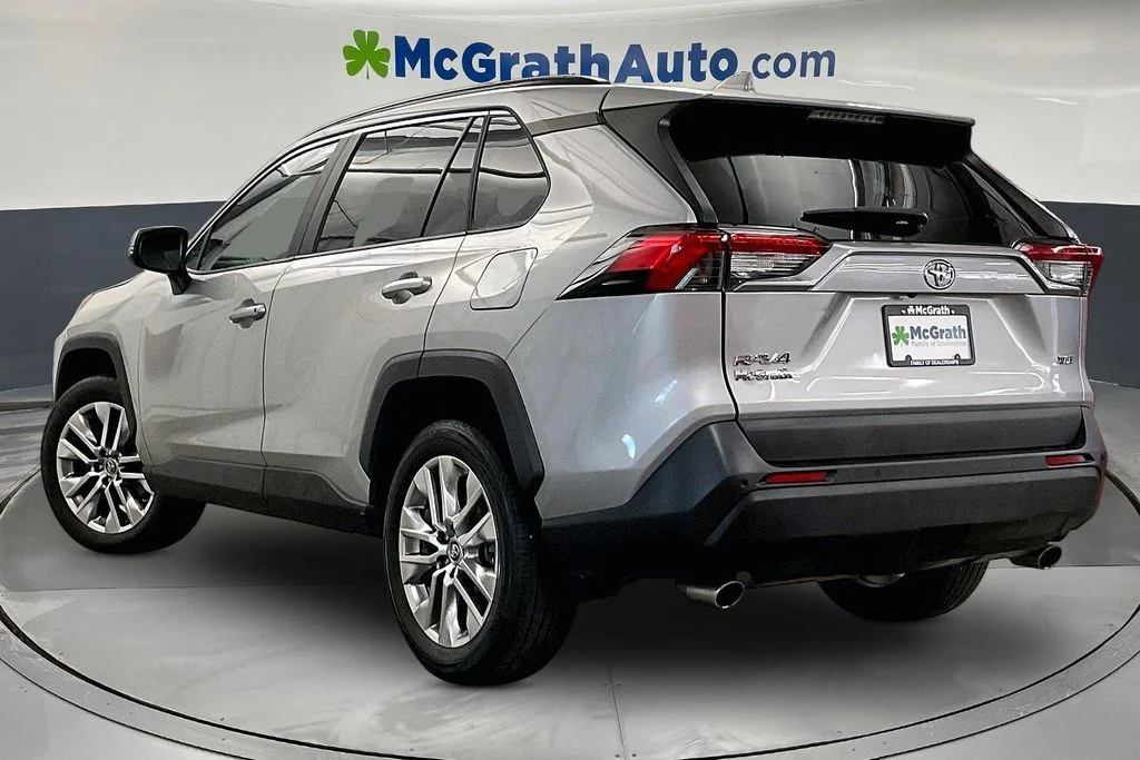 Used 2019 Silver Toyota XLE Premium image 3
