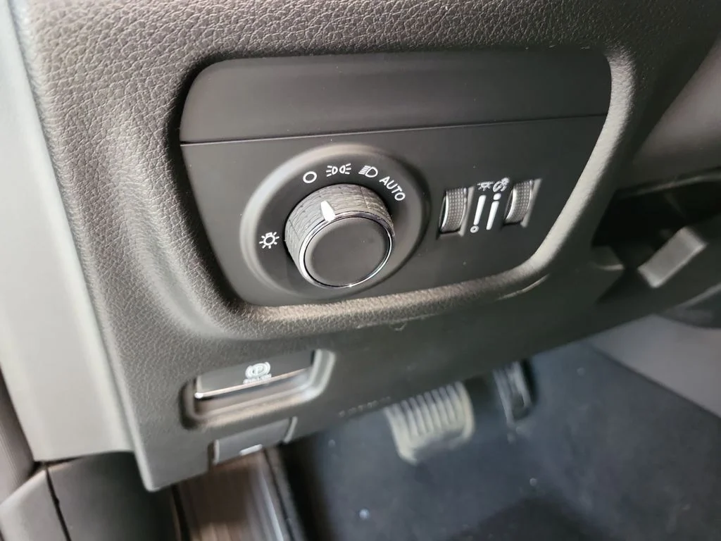 New 2026 Silver Zynith Jeep Laredo X image 15