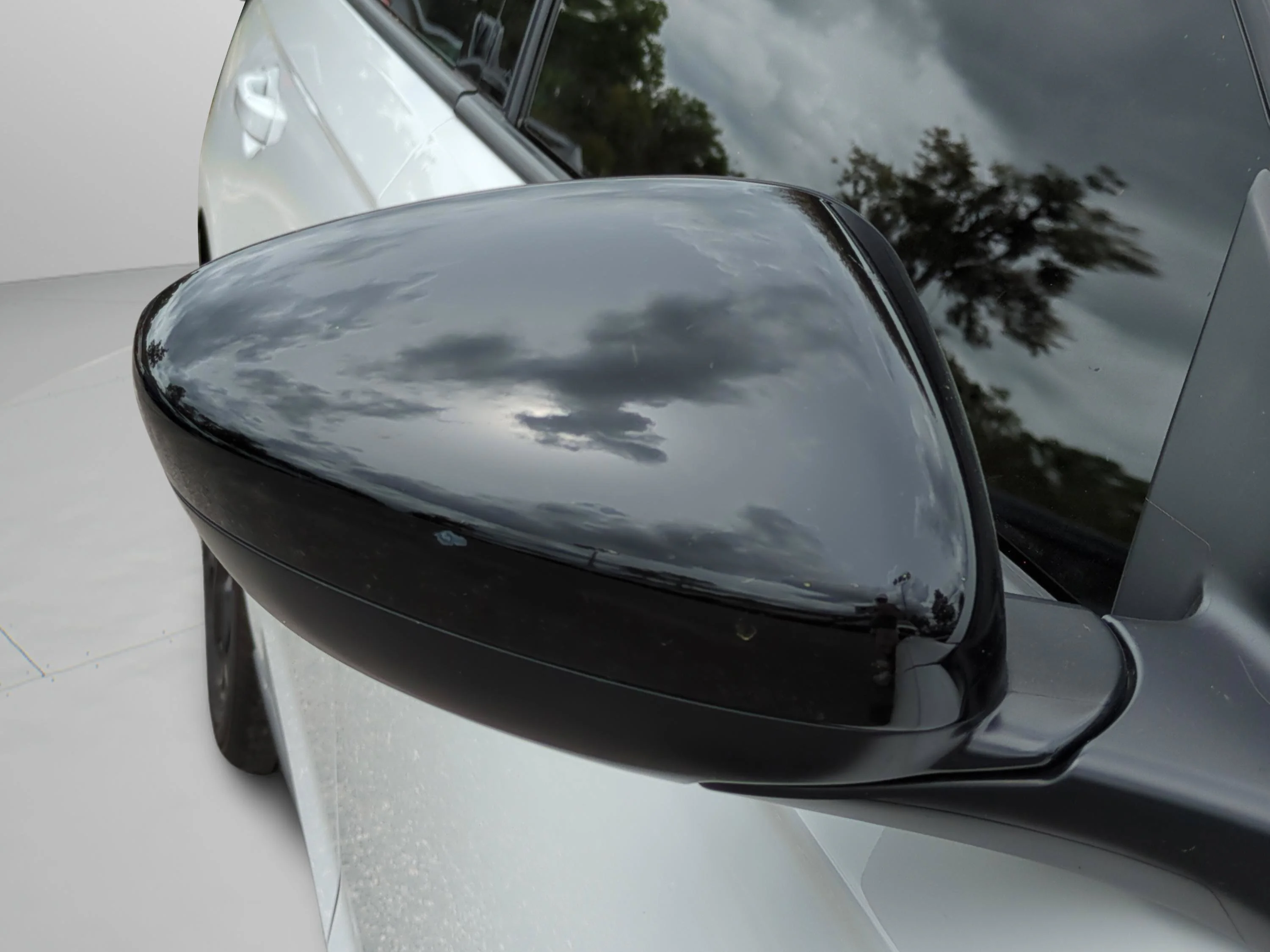 Used 2025 White Honda SE image 11