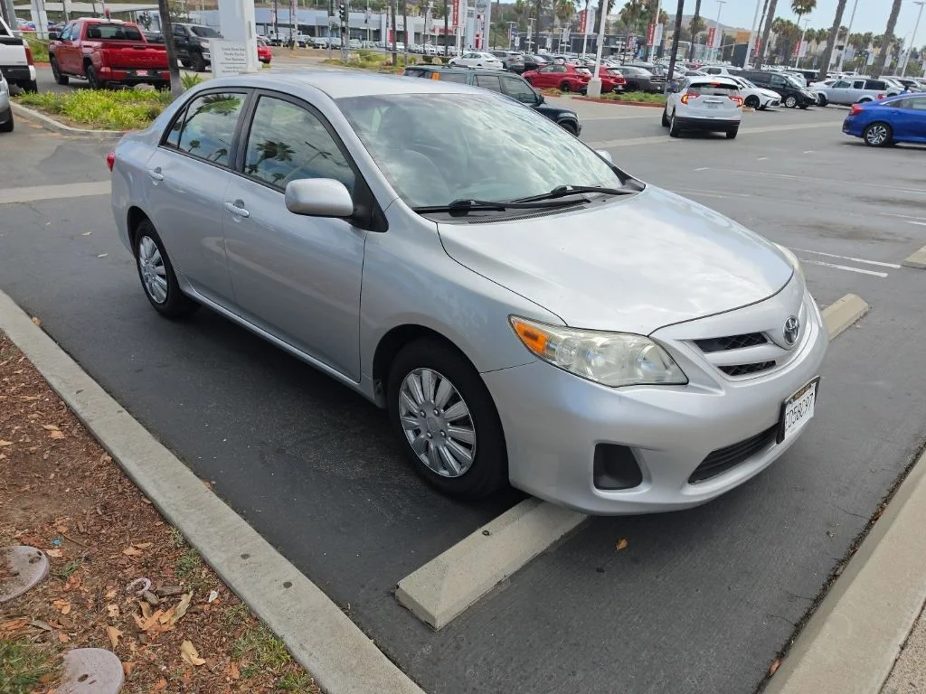 Used 2011 Silver Toyota LE image 3