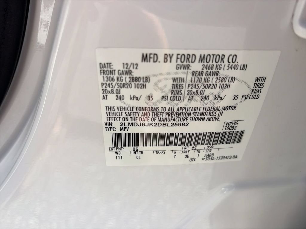 Used 2013 White Lincoln Base image 25