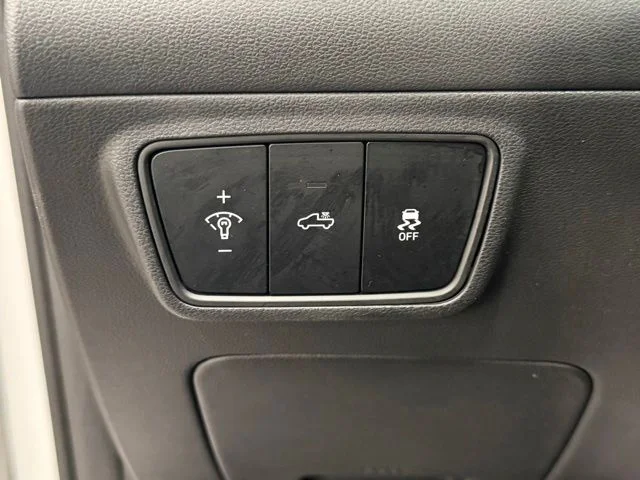 Used 2024 White Hyundai SEL image 17