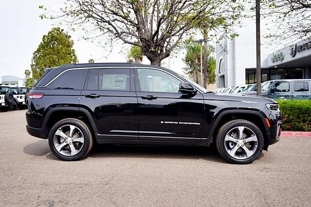 New 2026 Diamond Black Crystal Pearlcoat Jeep Limited image 7
