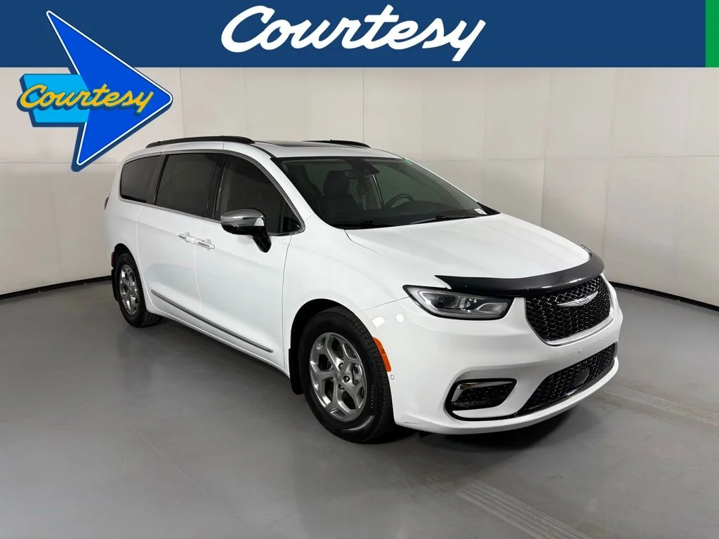2023 Chrysler Pacifica Limited's photo