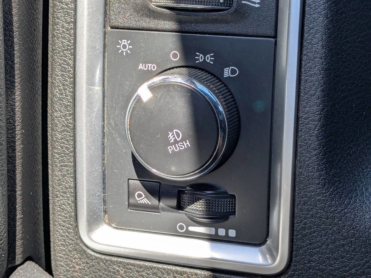 Used 2018 Brilliant Black Crystal Pearlcoat Ram Power Wagon image 36