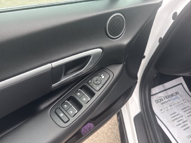 Used 2025 White Hyundai SEL image 11