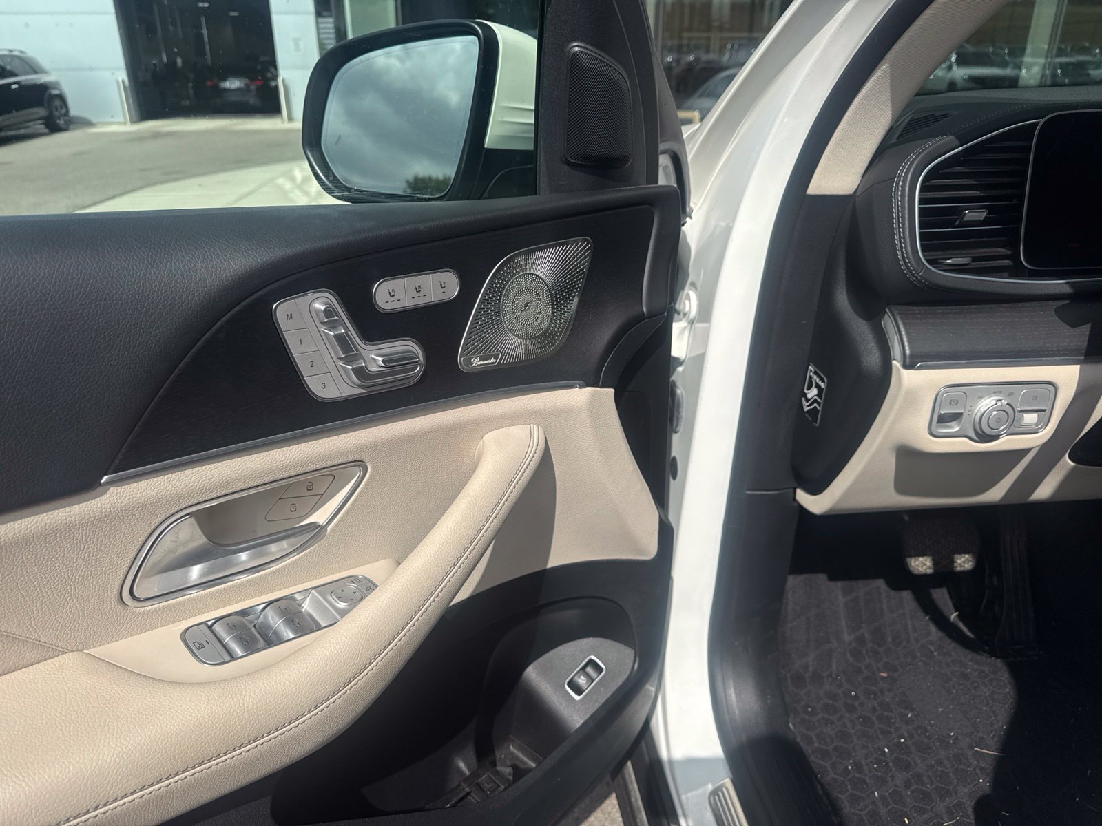 Certified Used 2023 MANUFAKTUR Diamond White Metallic Mercedes-Benz GLS 450 image 4
