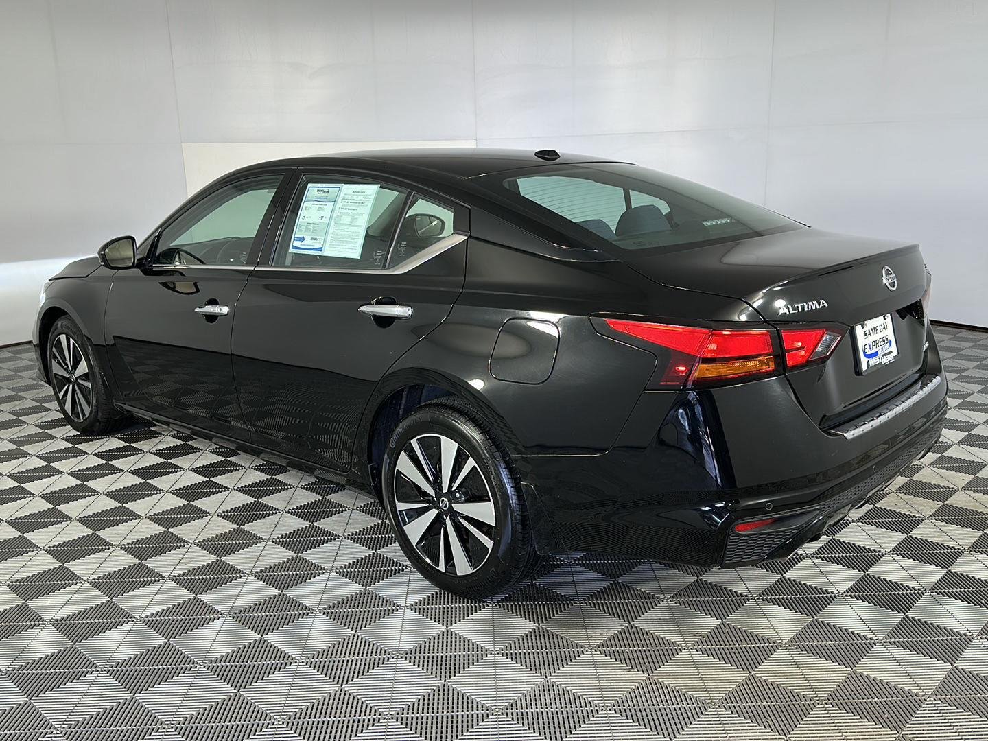 Used 2020 Super Black Nissan 2.5 SV image 23