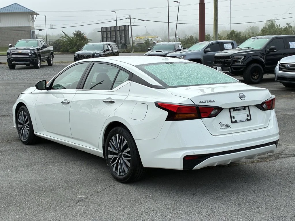 Used 2025 White Nissan 2.5 SV image 7