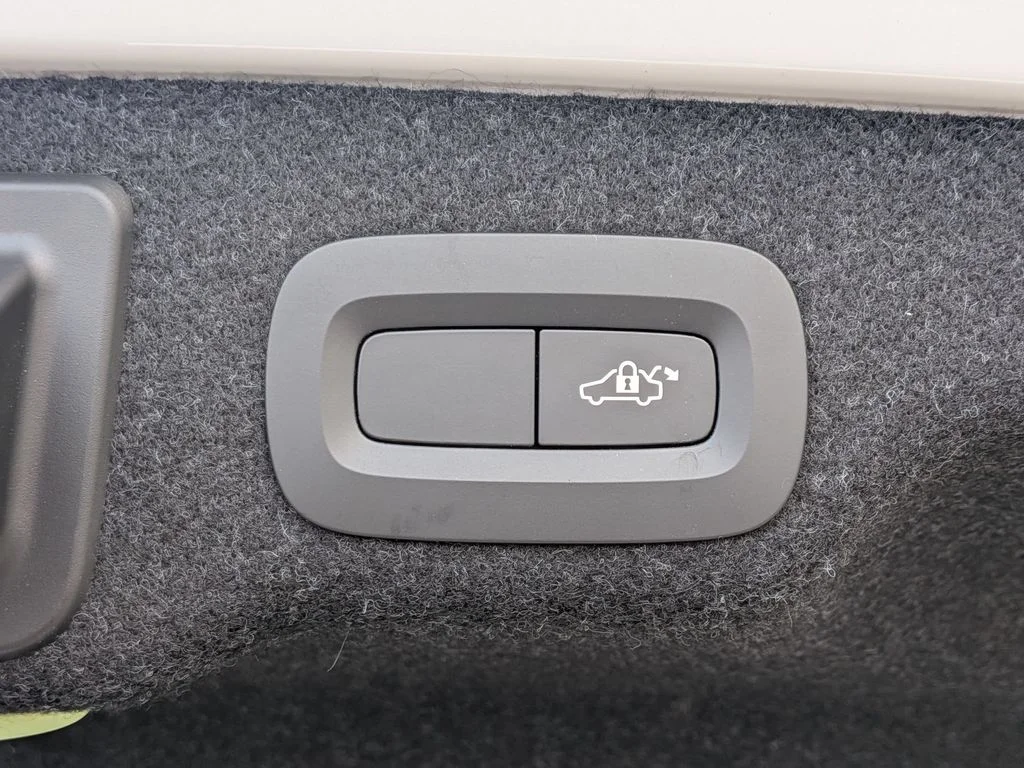 Used 2018 White Volvo T5 Momentum image 7