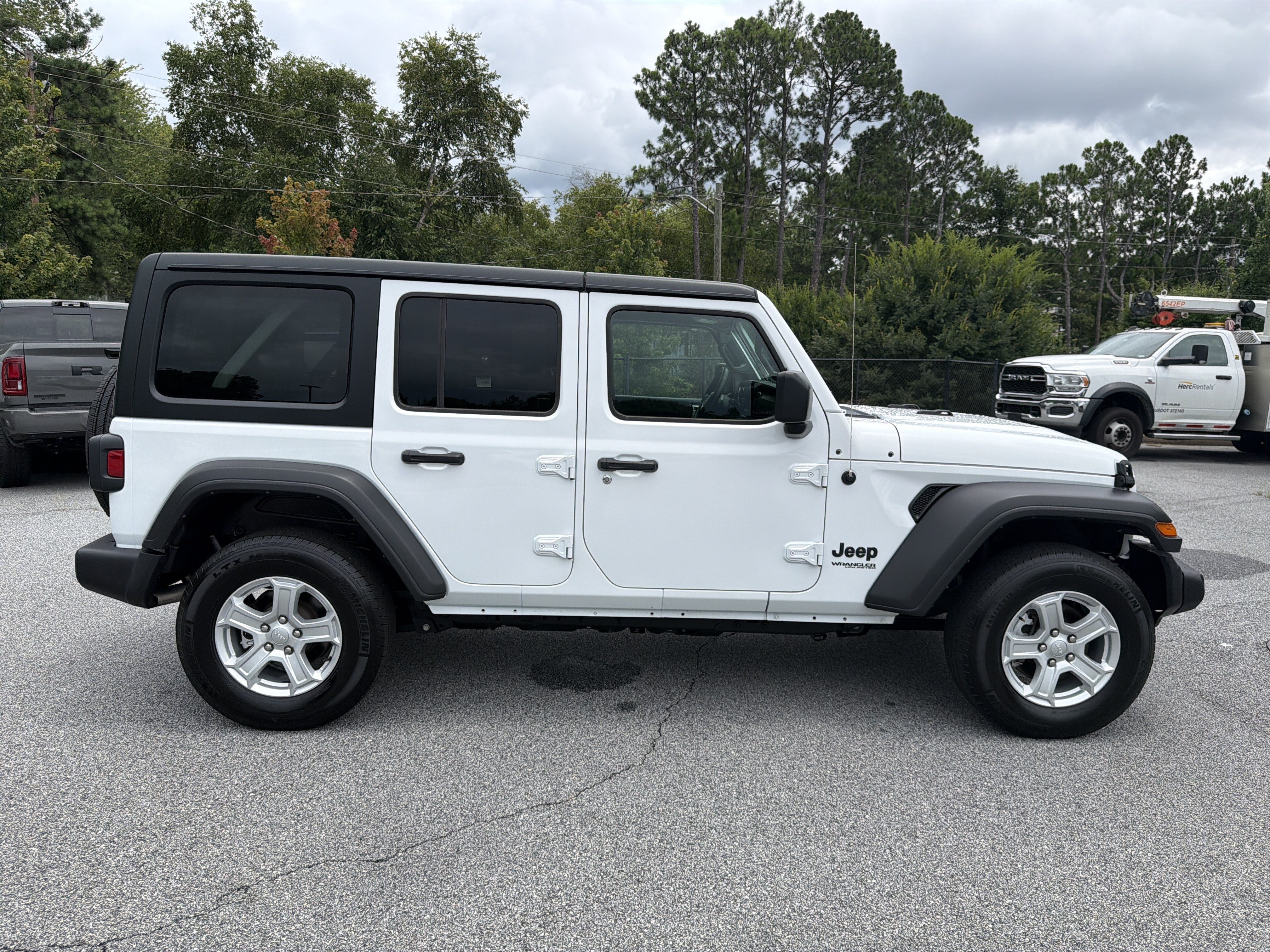 Used 2022 Bright White Clearcoat Jeep Unlimited Sport S image 9