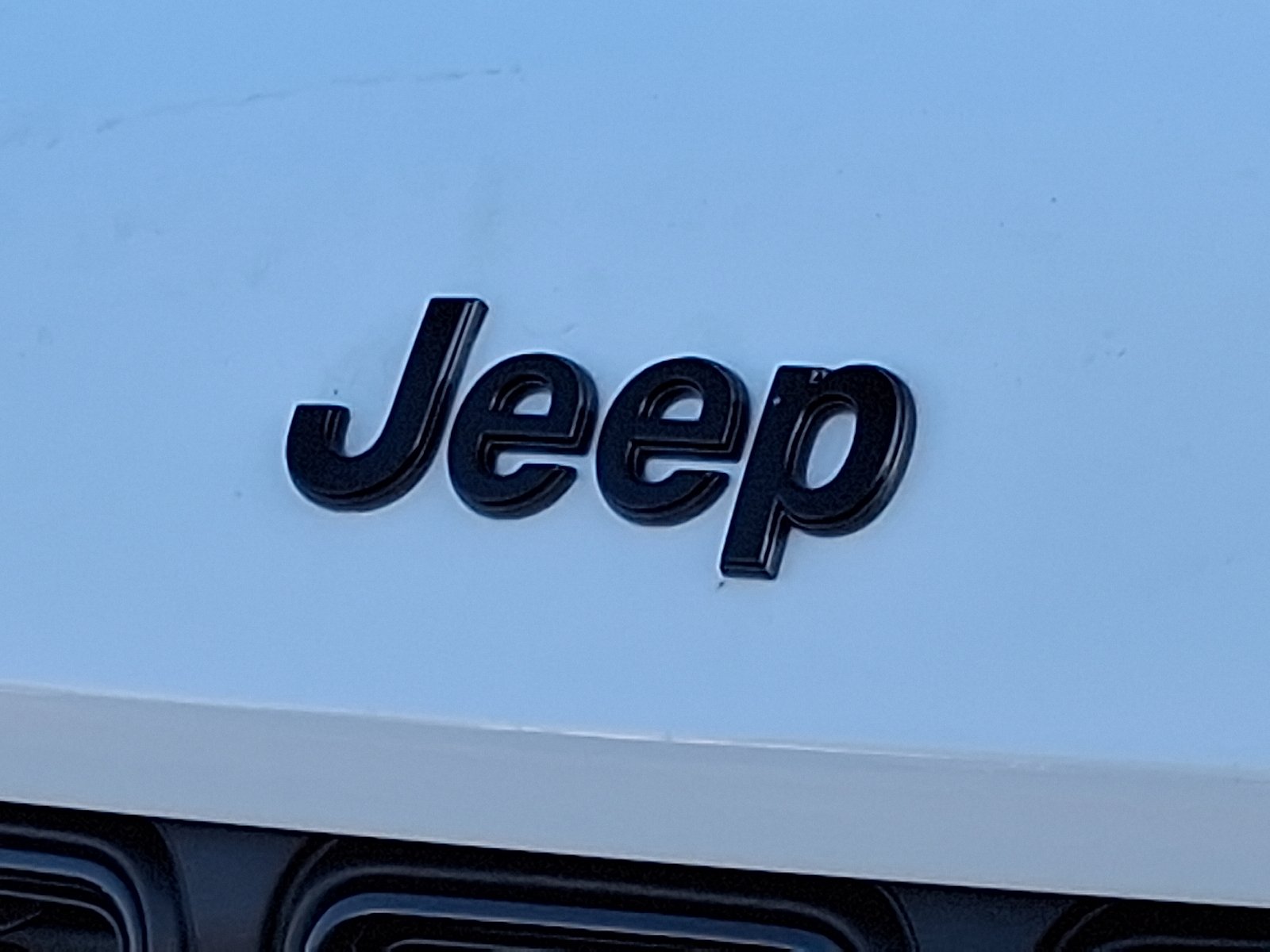 New 2025 Bright White Clear-Coat Exterior Paint Jeep Limited 4x4 image 16