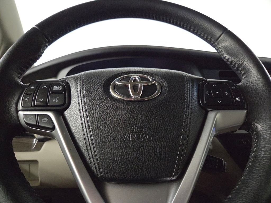 Used 2017  Toyota XLE image 22