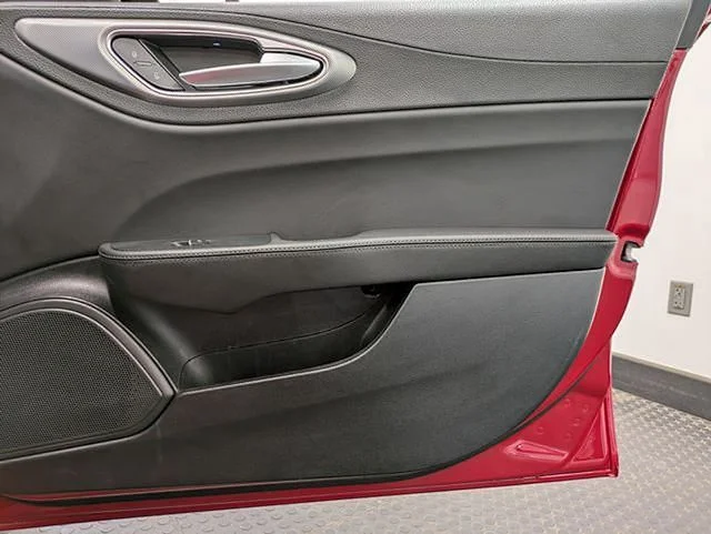 Used 2025  Alfa Romeo  image 30