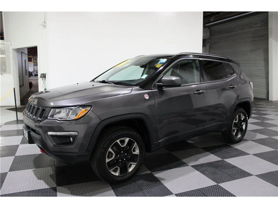 Used 2018 Granite Crystal Metallic Clearcoat Jeep Trailhawk image 7