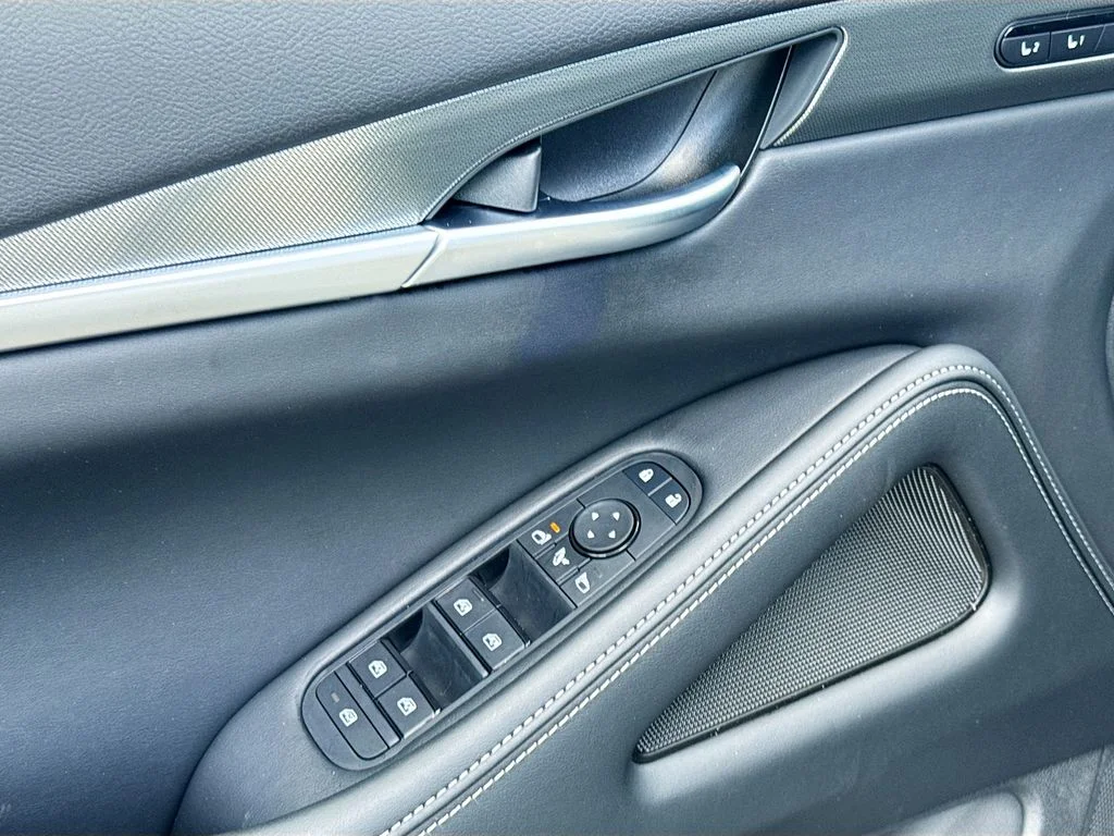 New 2027 RADIANT WHITE INFINITI Pure FWD image 18
